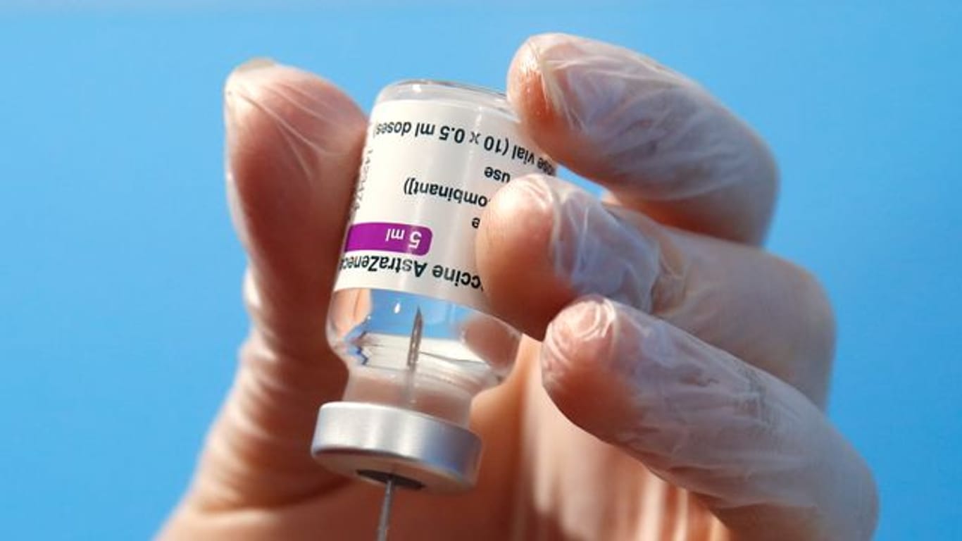 Eine Dosis des AstraZeneca-Impfstoffs wird für die Verabreichung vorbereitet.
