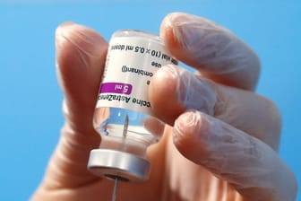 Eine Dosis des AstraZeneca-Impfstoffs wird für die Verabreichung vorbereitet.