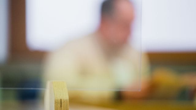 Der Angeklagte sitzt in einem Saal des Landgerichts Schweinfurt.