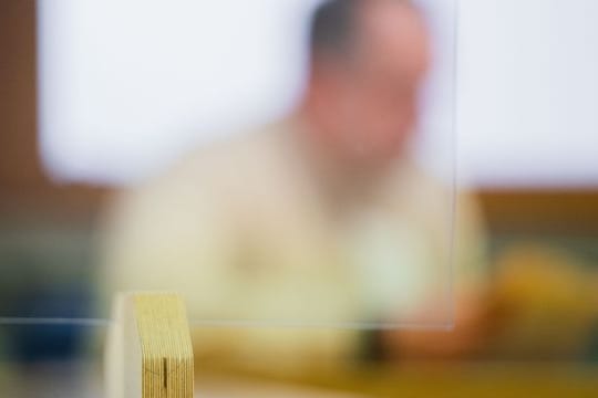 Der Angeklagte sitzt in einem Saal des Landgerichts Schweinfurt.