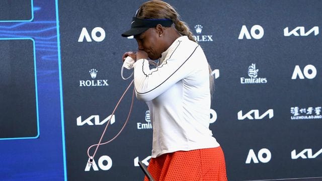 Serena Williams zeigte bei der Pressekonferenz nach ihrer Niederlage Emotionen. Serena Williams zeigte bei der Pressekonferenz nach ihrer Niederlage Emotionen.