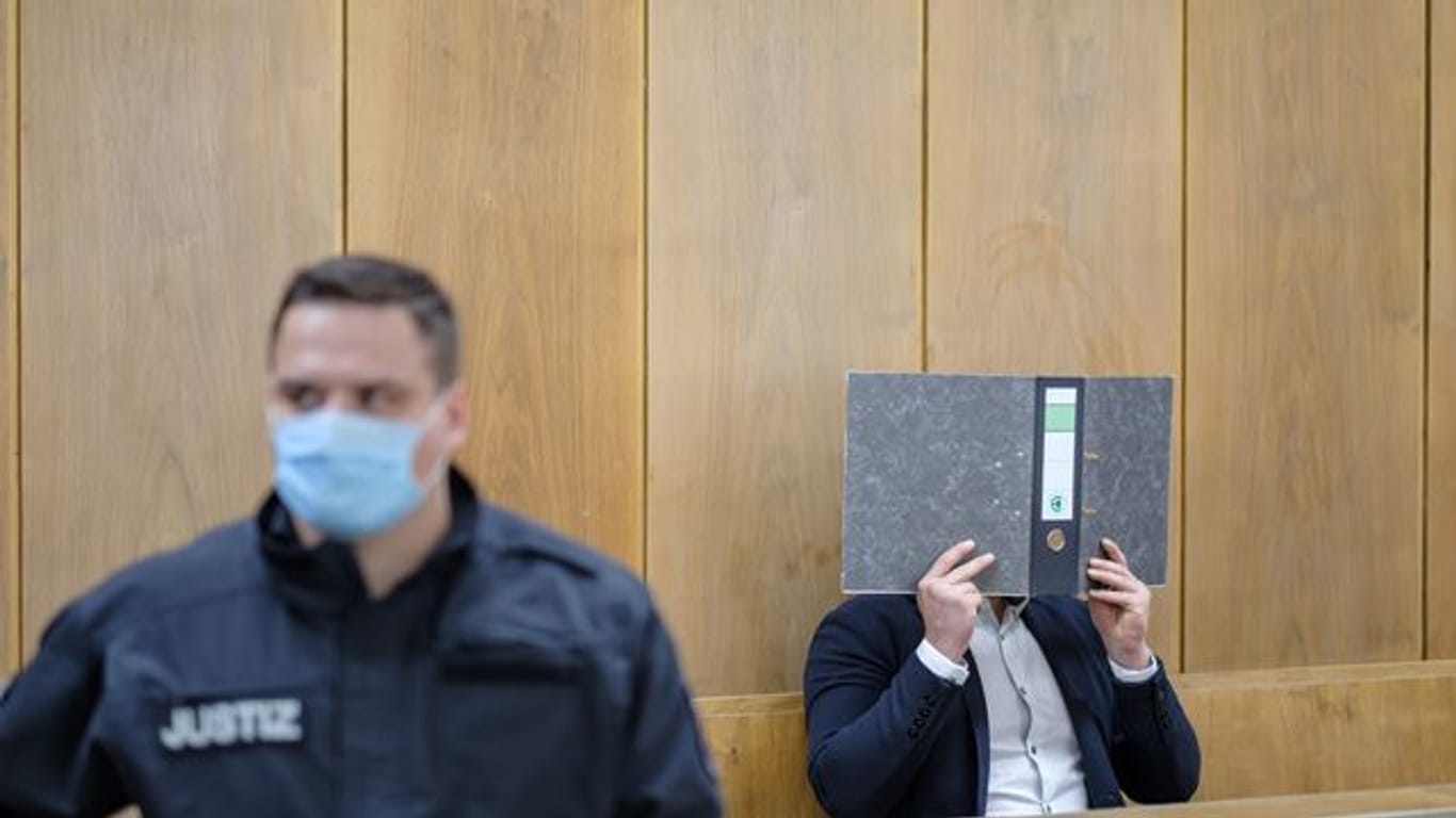 Der Angeklagte sitzt im Gerichtssaal des Landgerichts Hannover.