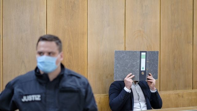 Der Angeklagte sitzt im Gerichtssaal des Landgerichts Hannover.