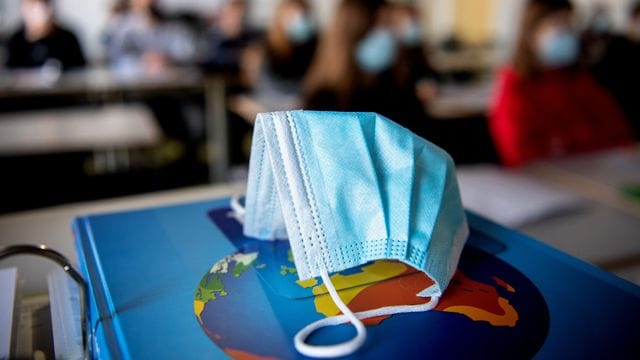 Wenn in einigen Bundesländern die Schulen schrittweise wieder öffnen, besteht für die Schülerinnen und Schüler zum Schutz vor dem Coronavirus oft auch Maskenpflicht.