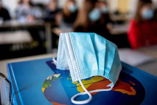 Wenn in einigen Bundesländern die Schulen schrittweise wieder öffnen, besteht für die Schülerinnen und Schüler zum Schutz vor dem Coronavirus oft auch Maskenpflicht.