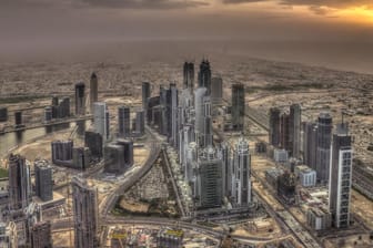 Dubais glitzernde Hochhäuser locken Touristen und Geschäftsleute an.