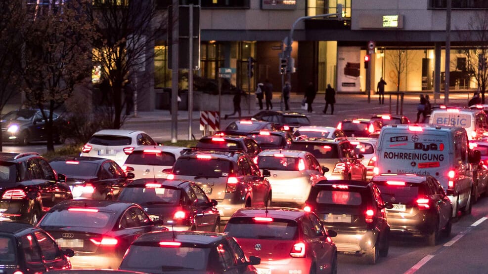 Viele Autos stehen auf einer Straße (Archivbild): In Stuttgart haben Hunderte Autofahrer gegen die Corona-Maßnahmen demonstriert. Viele Autos stehen auf einer Straße (Archivbild): In Stuttgart haben Hunderte Autofahrer gegen die Corona-Maßnahmen demonstriert.