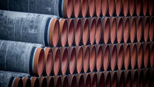 Rohre für die Erdgaspipeline Nord Stream 2 liegen auf einem Lagerplatz im Hafen Mukran auf der Insel Rügen. Rohre für die Erdgaspipeline Nord Stream 2 liegen auf einem Lagerplatz im Hafen Mukran auf der Insel Rügen.