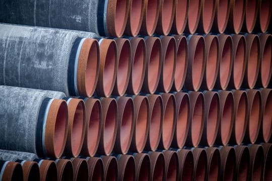 Rohre für die Erdgaspipeline Nord Stream 2 liegen auf einem Lagerplatz im Hafen Mukran auf der Insel Rügen.