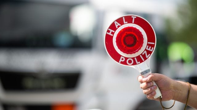 Ein Polizist hält eine Polizeikelle (Symbolbild): In Gifhorn zog die Polizei einen übermütigen Fahranfänger aus dem Verkehr.