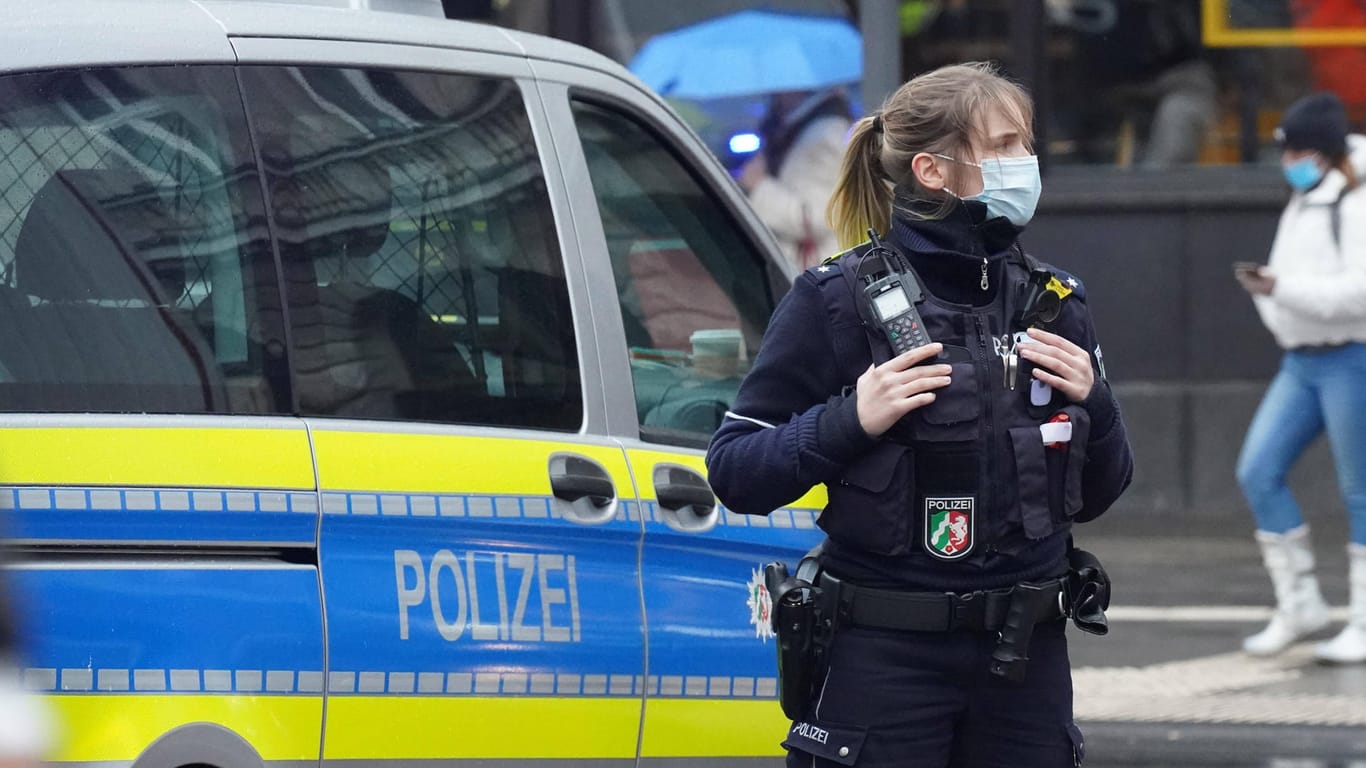 Eine Polizistin am Rosenmontag in Köln (Archivbild): Zur Karnevalszeit im Jahr 2021 hatte die Kölner Polizei vergleichsweise wenig zu tun.