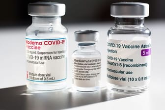 Ampullen der Corona-Impfstoffe von Biontech/Pfizer, Moderna und AstraZeneca.