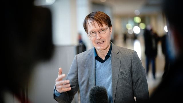 Der Impfstoff des britischen Konzerns sei "sicher und gut", so Karl Lauterbach. Der Impfstoff des britischen Konzerns sei "sicher und gut", so Karl Lauterbach.