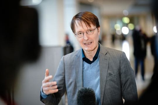 Der Impfstoff des britischen Konzerns sei "sicher und gut", so Karl Lauterbach.
