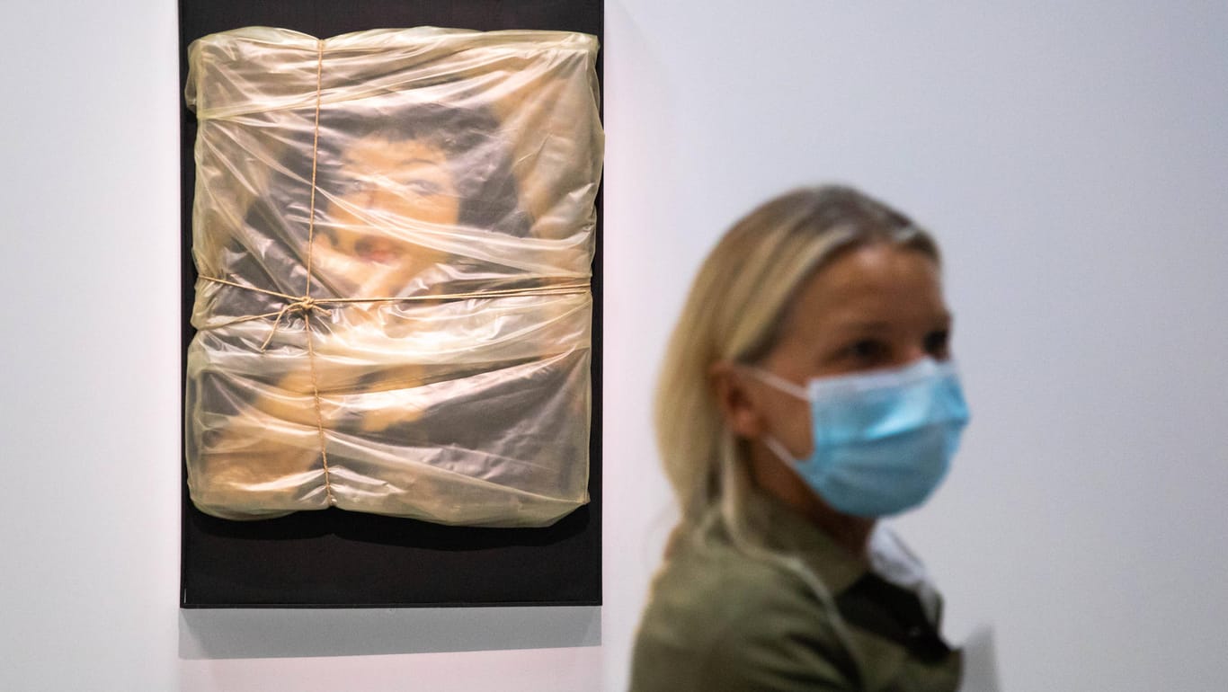 Kunstwerke von Christo und Jeanne Claude hängen im "Centre Pompidou" in Paris (Symbolbild): Werke des Künstlers wurden nun für viel Geld versteigert.