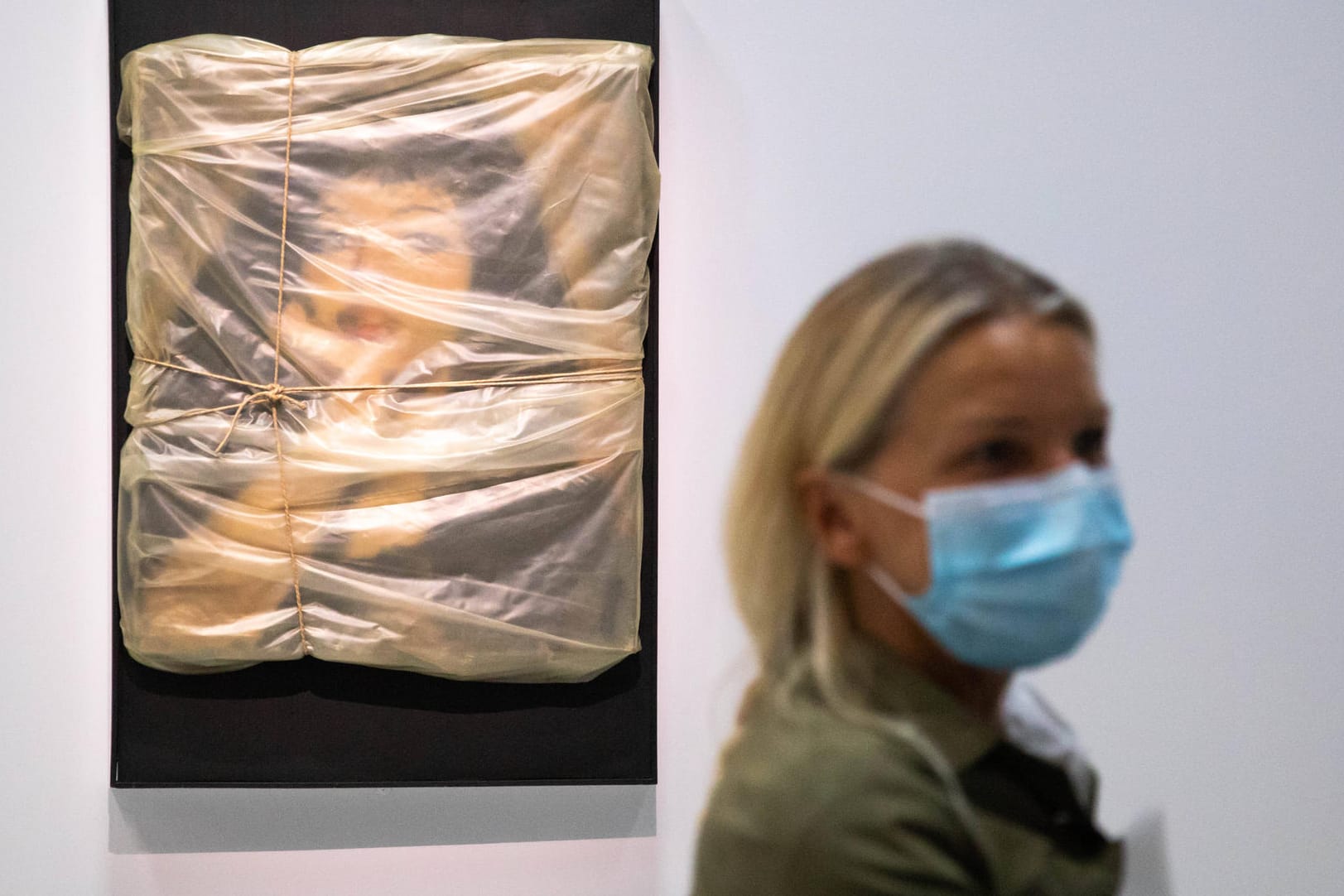 Kunstwerke von Christo und Jeanne Claude hängen im "Centre Pompidou" in Paris (Symbolbild): Werke des Künstlers wurden nun für viel Geld versteigert.