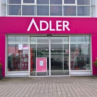 Adler-Filiale (Archivbild): Das Unternehmen musste im Januar Insolvenz anmelden.