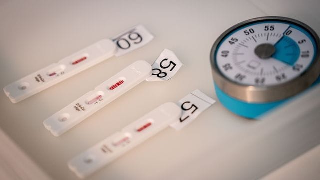 15 Minuten bis zum Ergebnis: Antigen-Testkassetten für den Corona-Schnelltest liegen neben einer Stoppuhr. 15 Minuten bis zum Ergebnis: Antigen-Testkassetten für den Corona-Schnelltest liegen neben einer Stoppuhr.