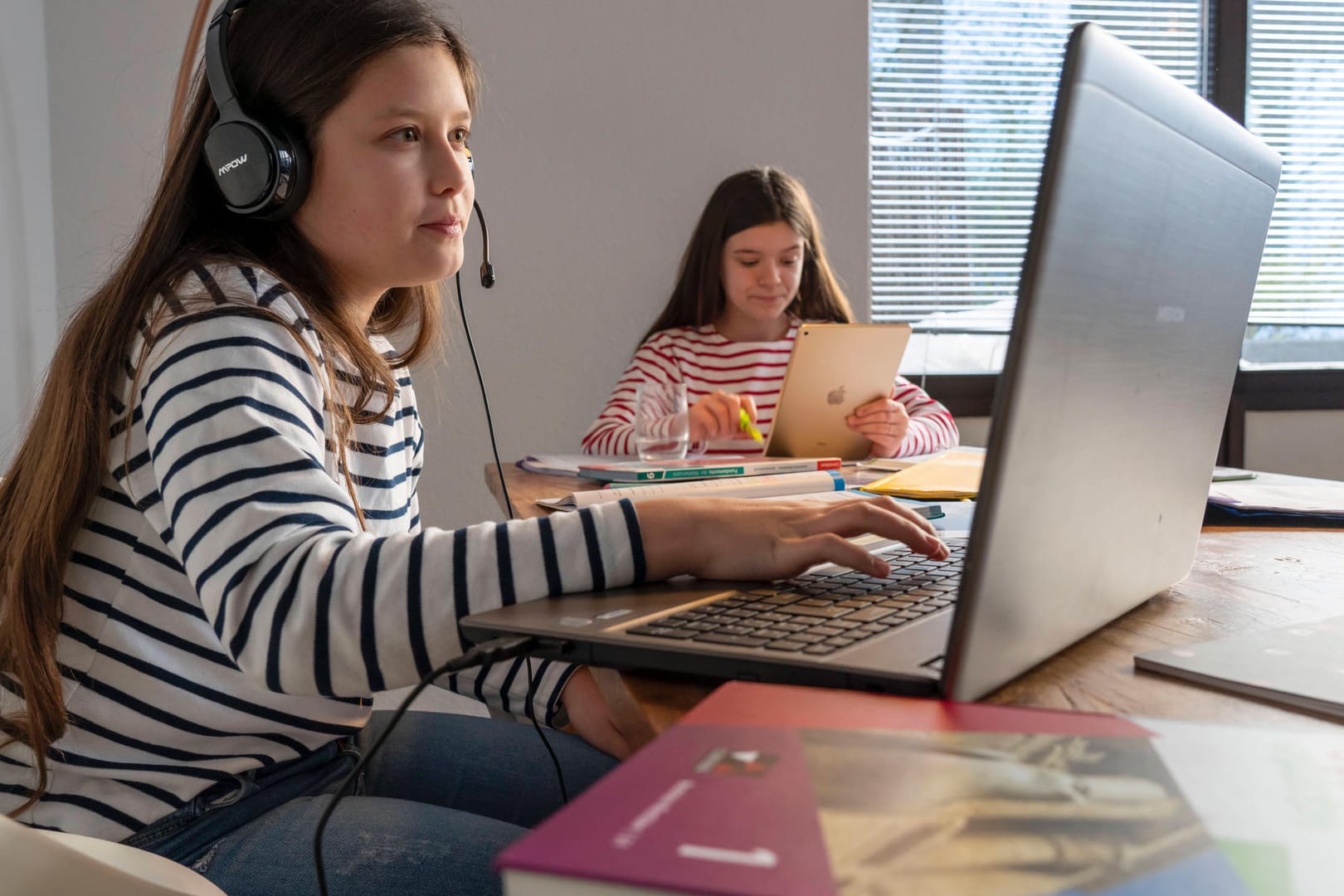 Schüler lernen während der Corona-Pandemie von Zuhause aus (Symbolbild): Das Hollywood-Unternehmen Digital Domain könnte schon bald virtuelle Lehrer in deutsche Klassenzimmer bringen.