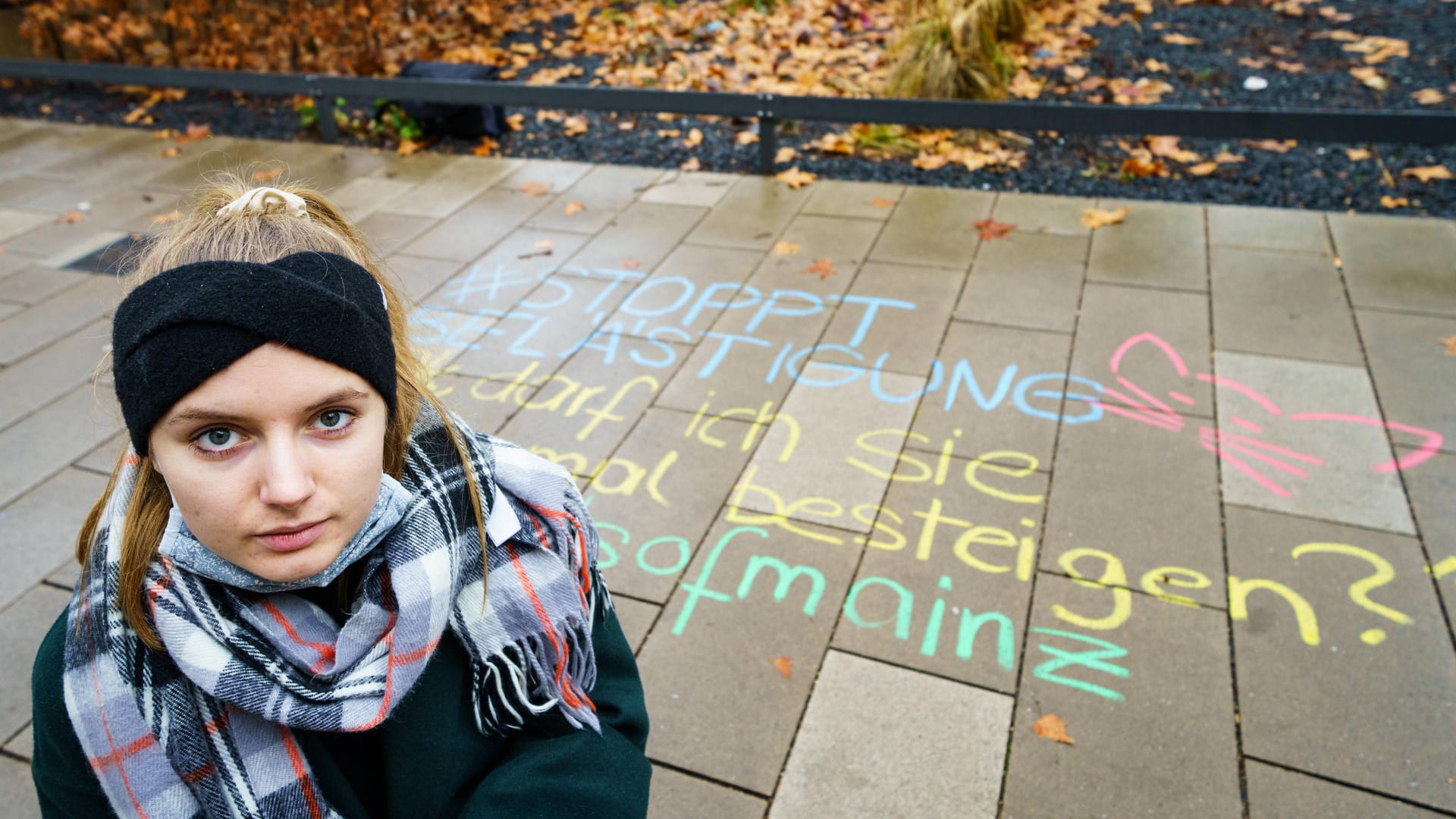 Melina Crispin, Aktivistin, kniet vor einem anzüglichen Kommentar: "Ok, darf ich Sie dann mal besteigen?"