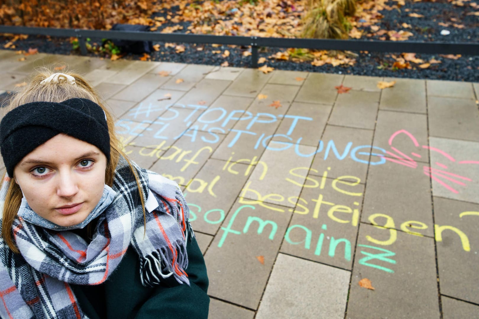 Melina Crispin, Aktivistin, kniet vor einem anzüglichen Kommentar: "Ok, darf ich Sie dann mal besteigen?"