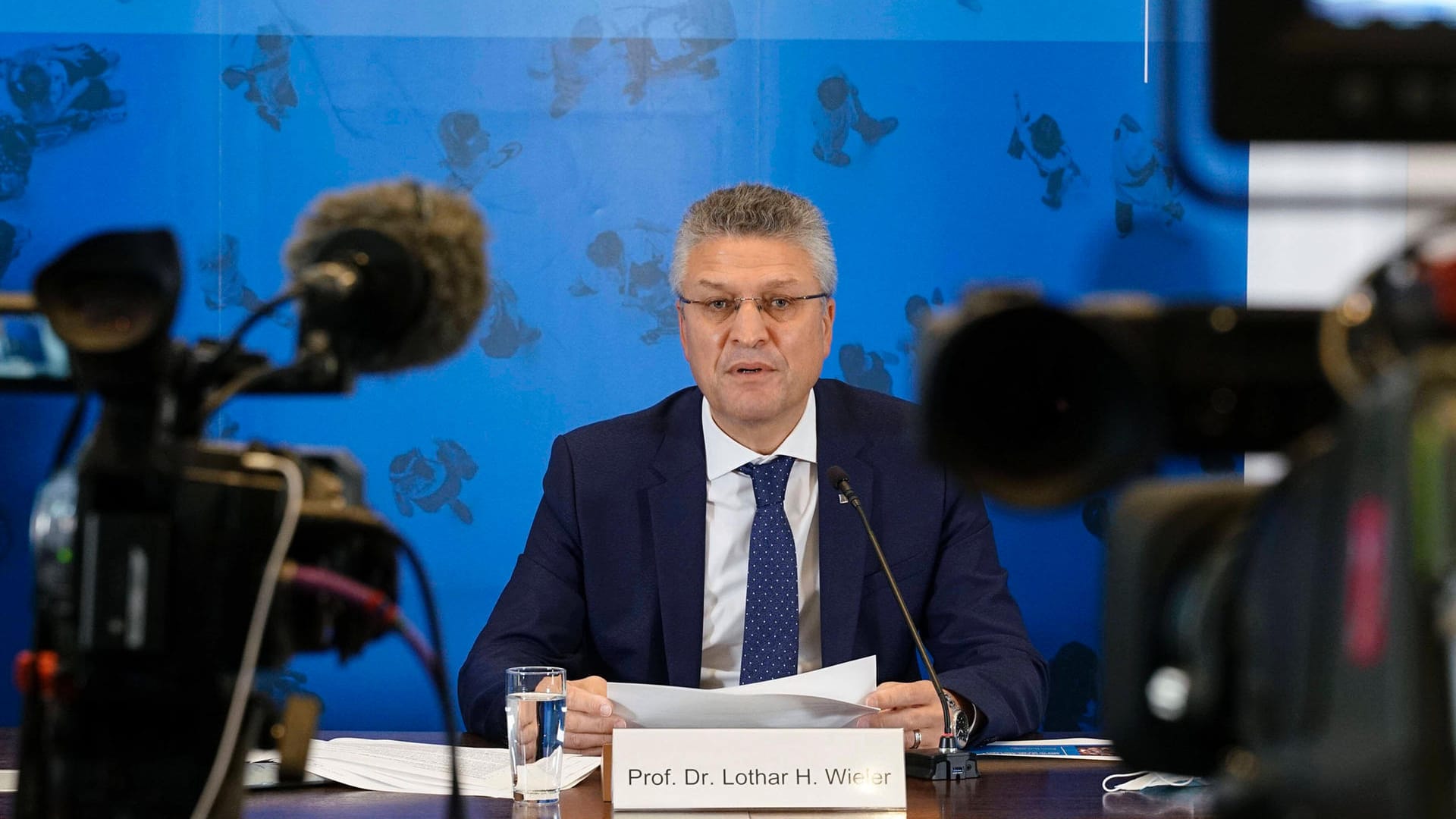 RKI-Präsident Lothar Wieler spricht auf einer Pressekonferenz (Archivbild): Das Berliner Bezirksamt Mitte hat einem Bericht zufolge der "Tagesschau" untersagt, eine Pressekonferenz des RKI live im Internet zu übertragen.