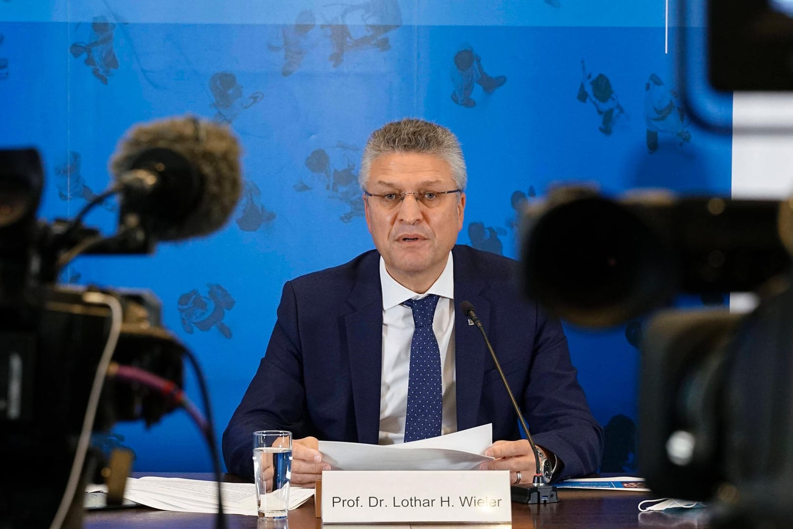 RKI-Präsident Lothar Wieler spricht auf einer Pressekonferenz (Archivbild): Das Berliner Bezirksamt Mitte hat einem Bericht zufolge der "Tagesschau" untersagt, eine Pressekonferenz des RKI live im Internet zu übertragen.