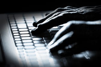 Eine Hand an einer Tastatur (Symbolbild): Kriminelle nutzten lange den Dienst EncroChat.