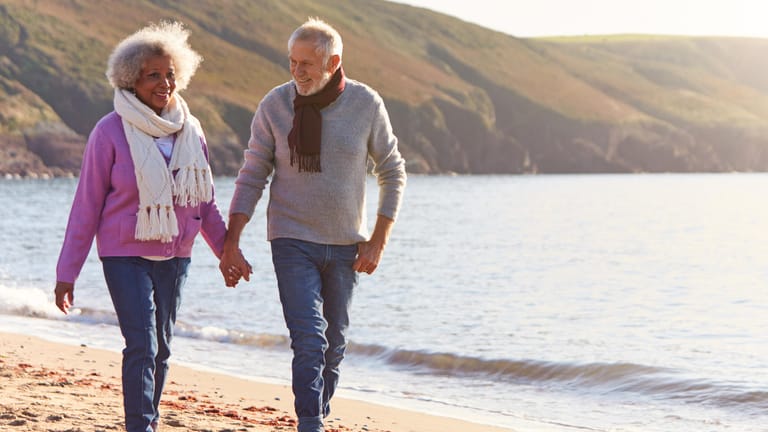 Älteres Ehepaar beim Spazierengehen (Symbolbild): Mehrere FDP-Politiker fordern eine Abkehr vom bisherigen Rentensystem.