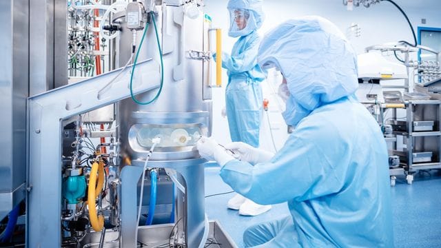 Arbeiter in der Impfstoffproduktionsanlage von Biontech in Marburg.