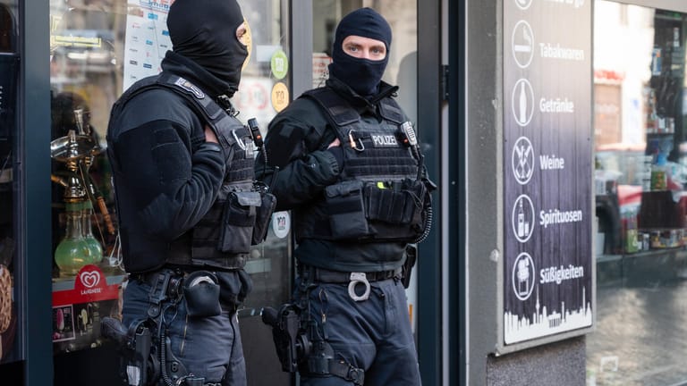 Polizisten stehen bei einer Razzia vor einem Spätkauf in Neukölln: In Berlin gab es eine großangelegte Razzia gegen Clankriminalität.