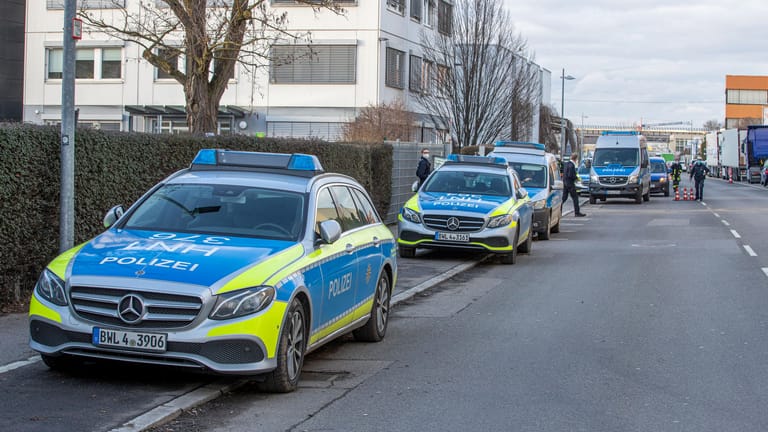 Großeinsatz an der Lidl-Zentrale in Neckarsulm: Einsatzkräfte der Polizei und der Feuerwehr stehen vor dem Verwaltungsgebäude, in dem durch eine Explosion drei Personen verletzt wurden.