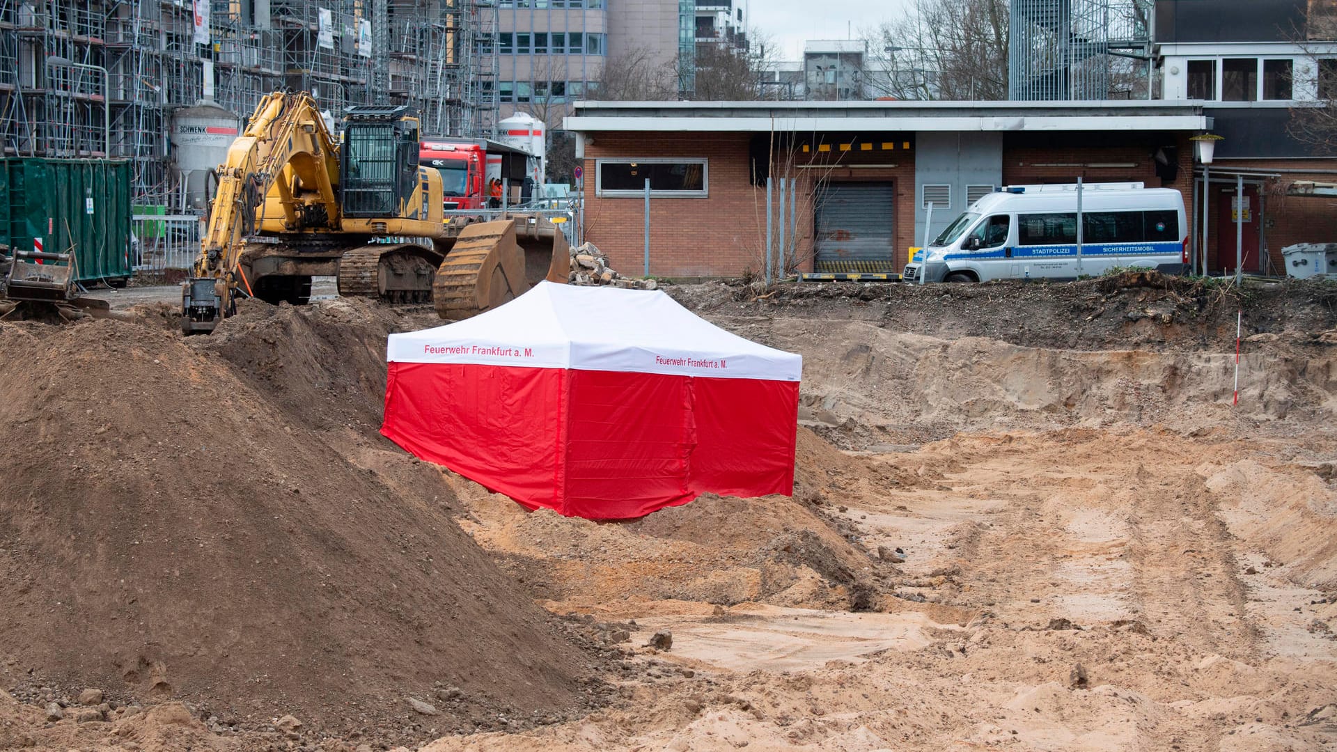 Bombenfundort in Frankfurt: Mit einem Zelt hat die Feuerwehr den Fundort einer Weltkriegsbombe auf einer Baustelle im Frankfurter Stadtteil Niederrad markiert. Die Bombe ist am Sonntag entschärft worden.