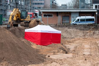 Bombenfundort in Frankfurt: Mit einem Zelt hat die Feuerwehr den Fundort einer Weltkriegsbombe auf einer Baustelle im Frankfurter Stadtteil Niederrad markiert. Die Bombe ist am Sonntag entschärft worden.