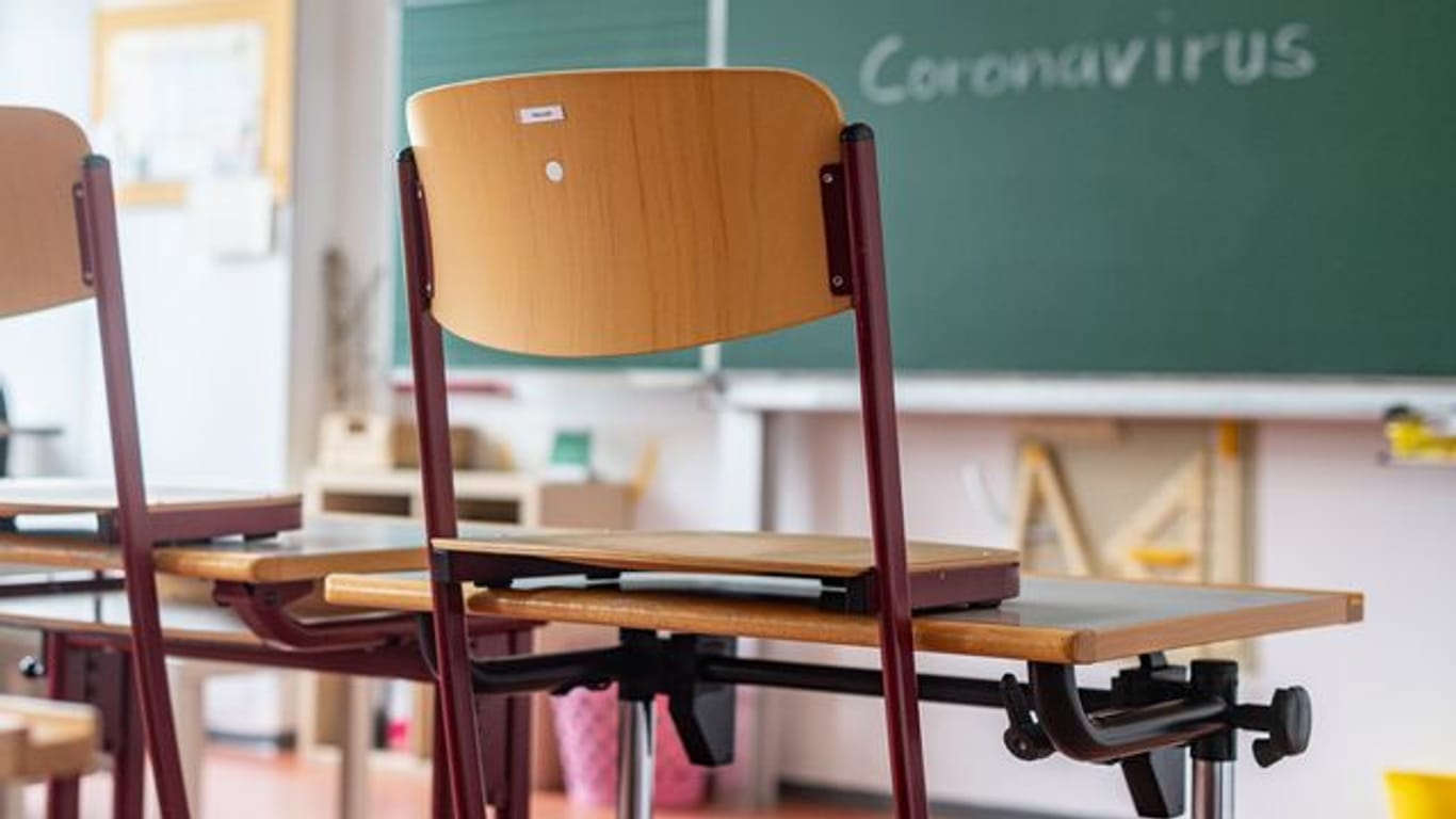 "Coronavirus" steht auf einer Tafel in einem leeren Klassenzimmer (Symbolbild): Wegen der Corona-Pandemie soll eine Anhebung der noten in Betracht gezogen werden.
