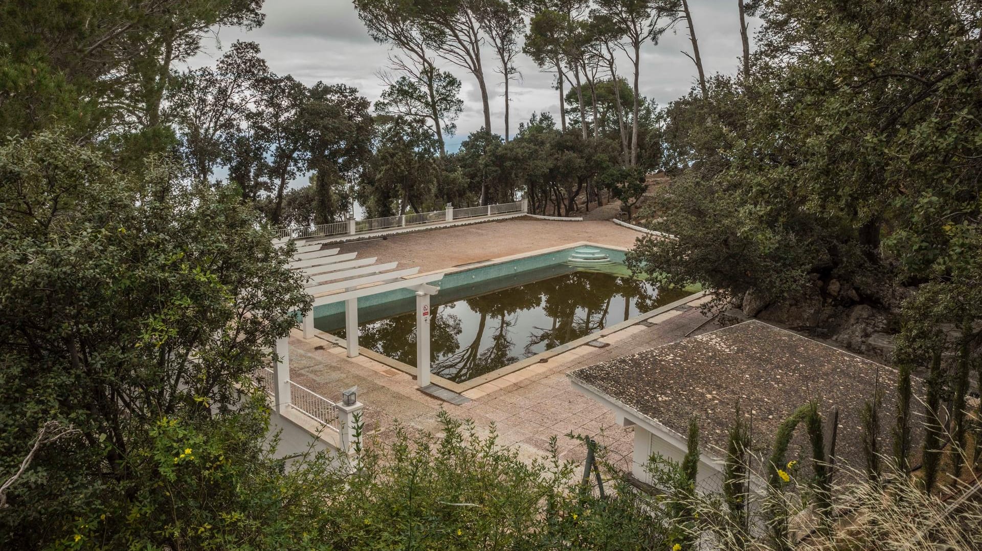 Verwaister Hotelpool auf Mallorca: Die Zahl der Gäste auf der Insel ist im vergangenen Jahr um 90 Prozent eingebrochen.