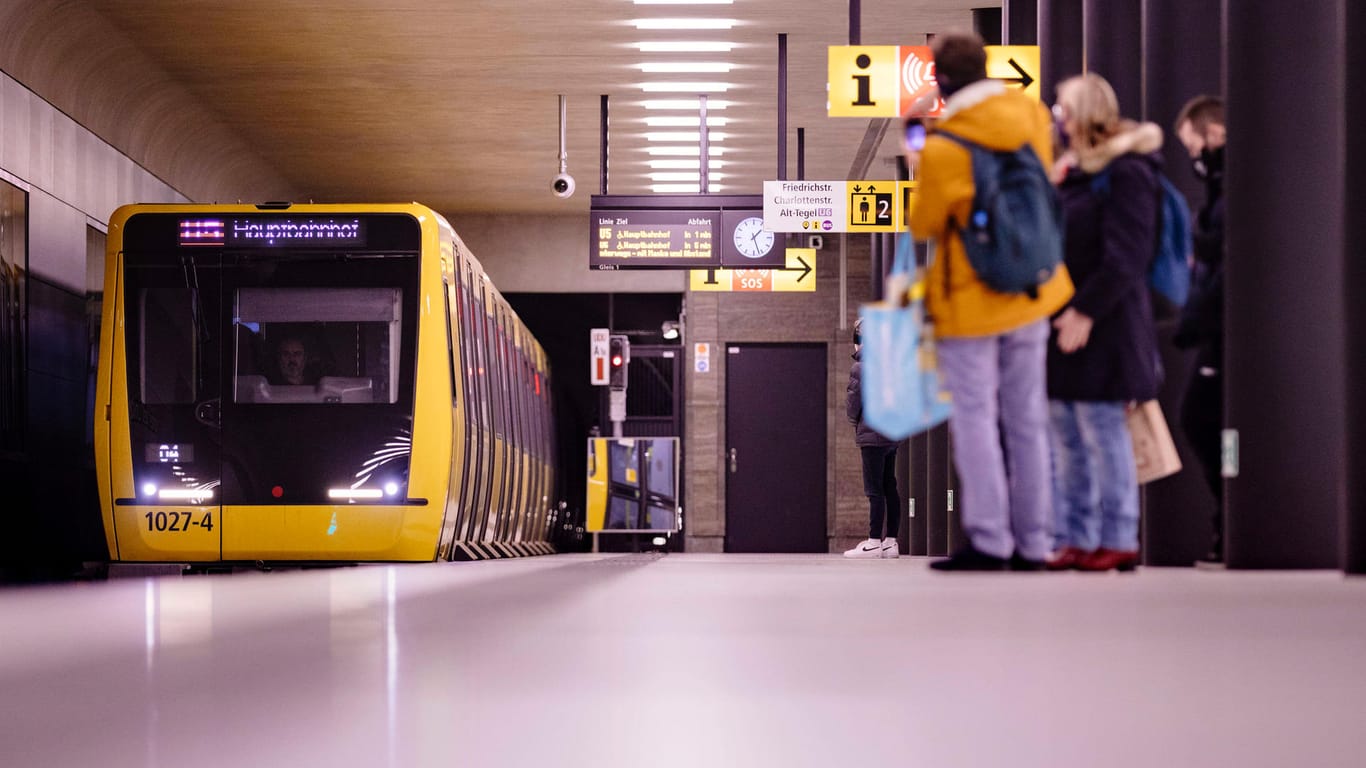 Menschen warten auf eine U-Bahn (Symbolbild): Eine Studie des RKI gibt Aufschluss über die Verbreitung der Corona-Infektionen in Berlin-Mitte.