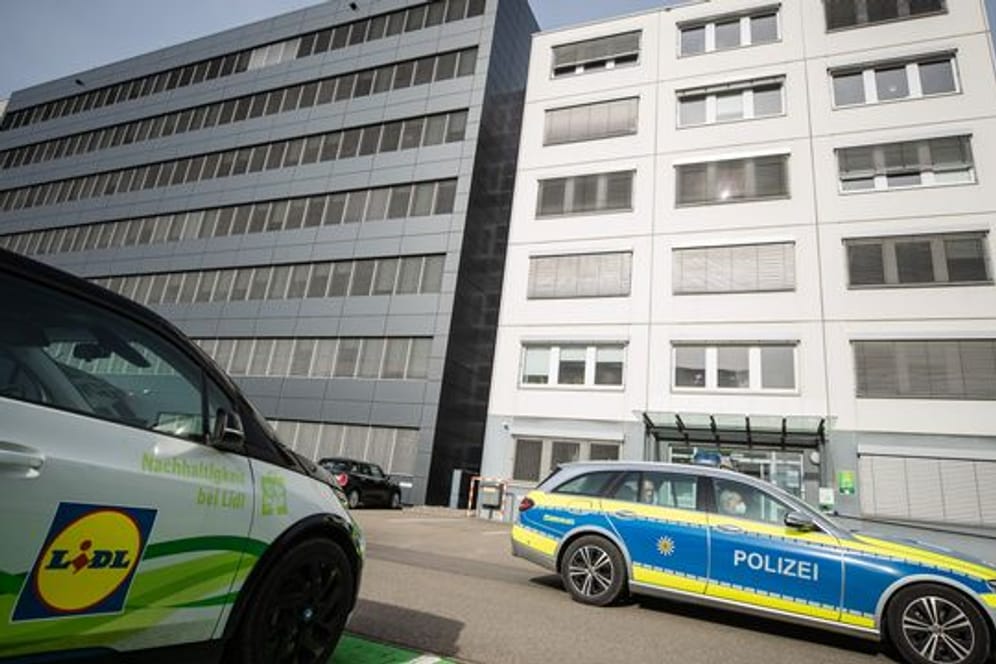 Ein Fahrzeug der Polizei fährt an der Lidl Zentrale in Neckarsulm vorbei.