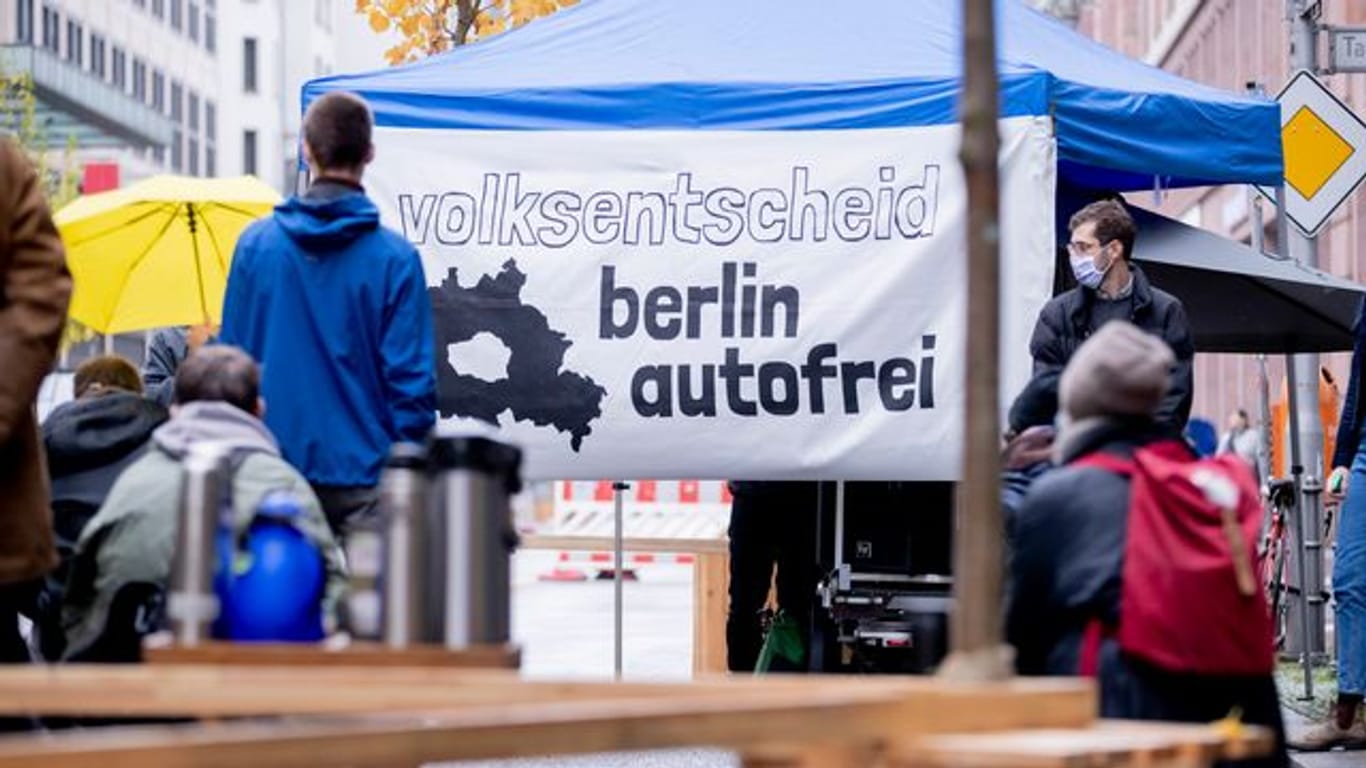 Das Banner der Initiative "Volksentscheid Berlin autofrei": Die Initiative will, dass nur noch zwölf private Autofahrten pro Jahr innerhalb des Berliner S-Bahnrings erlaubt werden.