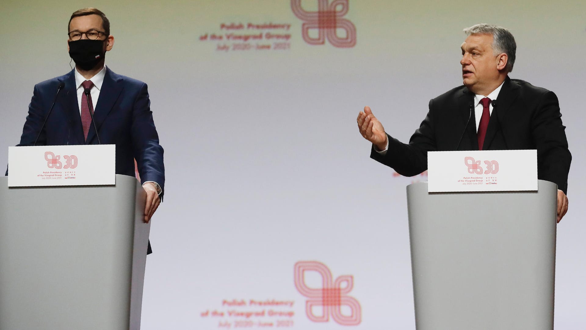 Premierminister Viktor Orban (r.) und sein polnischer Amtskollege Mateusz Morawiecki (l.): Die EU-Kommission hat erneut ein Strafverfahren gegen Ungarn eingeleitet.