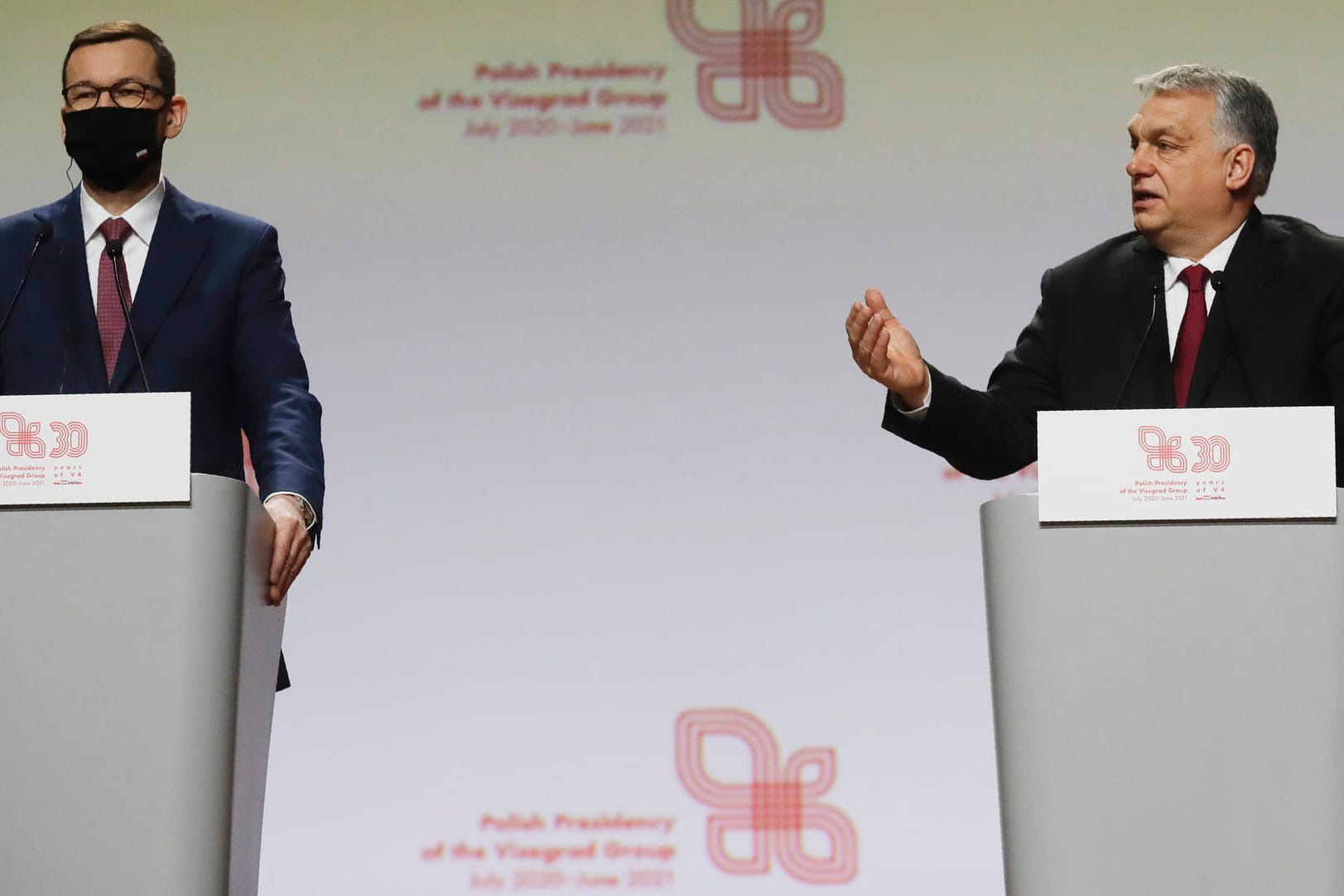 Premierminister Viktor Orban (r.) und sein polnischer Amtskollege Mateusz Morawiecki (l.): Die EU-Kommission hat erneut ein Strafverfahren gegen Ungarn eingeleitet.