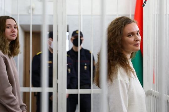 Die Journalistinnen Katerina Bachwalowa (r) und Daria Tschulzowa im Gerichtssaal in Minsk.