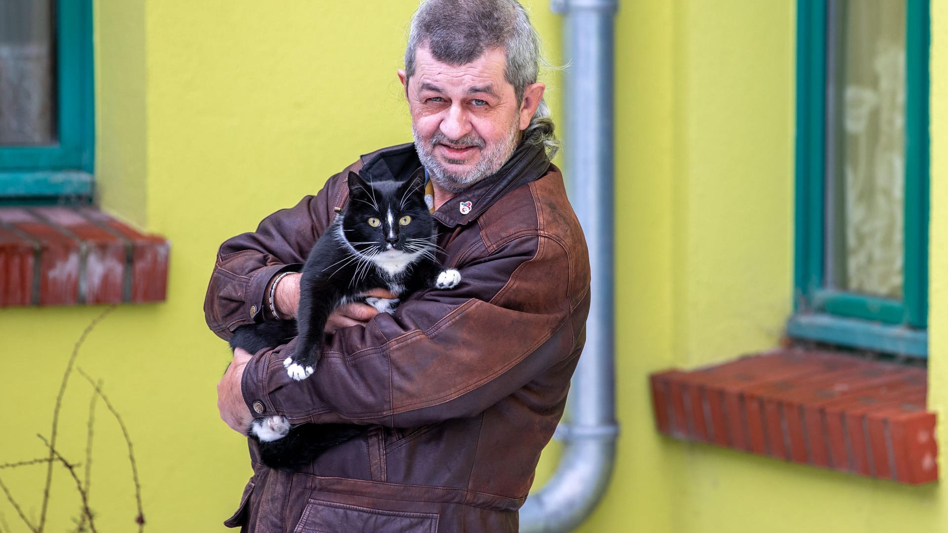 Torsten Lohr und der Kater Quarky. Die Stadtverwaltung lehnt die Aufnahme von Quarky auf dem Wahlzettel ab.