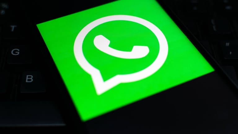 WhatsApp (Symbolbild): Nutzer des beliebten Messengerdienstes sollen bald mit Bannern über die geplanten Änderungen der Richtlinien informiert werden.