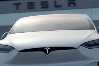 Weil Probleme beim zentralen Eingabebildschirm aufgetreten sind, ruft Tesla ältere Exemplare des Model-S und Model-X zurück.