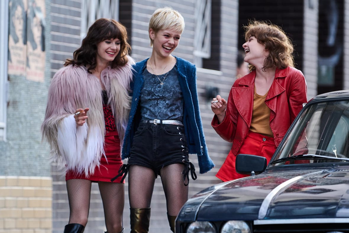 Rauschhaft vergnügt: Die Schauspielerinnen Jana McKinnon (l-r, als Christiane), Lea Drinda (Babsi) und Lena Urzendowsky (Stella) in der neuen Serie "Wir Kinder vom Bahnhof Zoo".