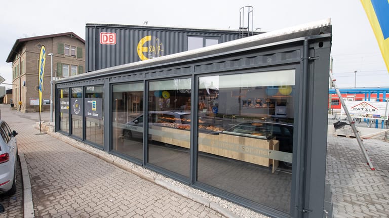 Container eines voll automatisierten Edeka-Supermarktes ohne Mitarbeiter am Renninger Bahnhof: Der Supermarkt wird ab kommender Woche seinen Testbetrieb aufnehmen.
