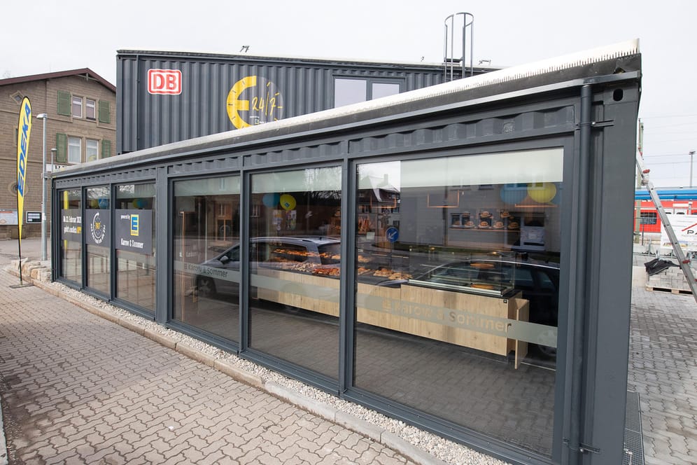 Container eines voll automatisierten Edeka-Supermarktes ohne Mitarbeiter am Renninger Bahnhof: Der Supermarkt wird ab kommender Woche seinen Testbetrieb aufnehmen.