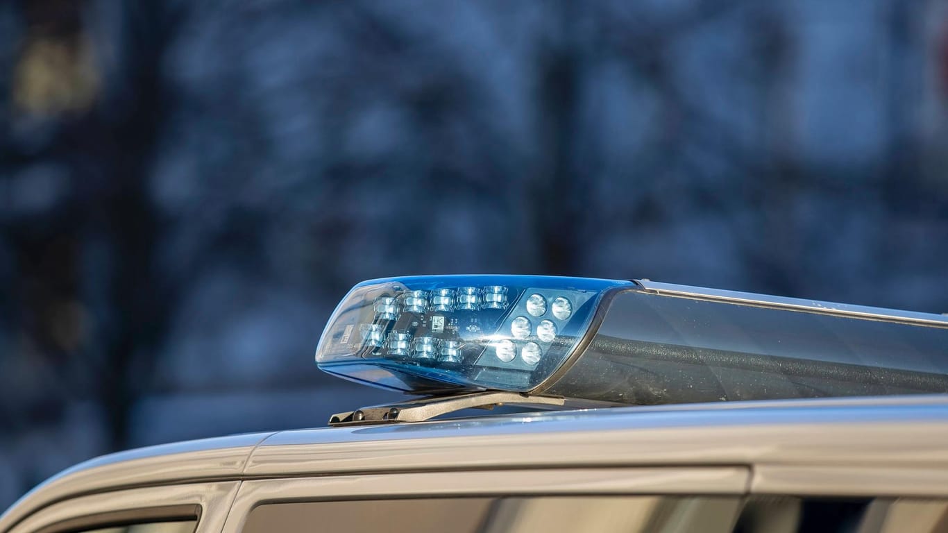 Blaulicht auf einem Polizeiwagen (Symbollbild): Die Polizei führte bei dem Mann einen Alkoholtest durch.