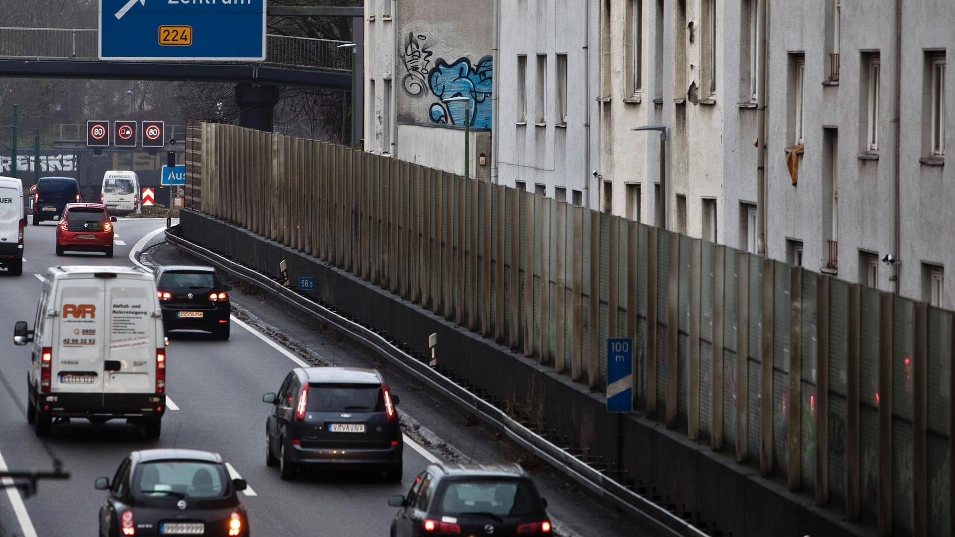 Die A40 geht mitten durch die Stadt direkt an Mietwohnungen vorbei (Archivbild): Die Autobahn wird wegen des Fundes einer Weltkriegsbombe gesperrt.